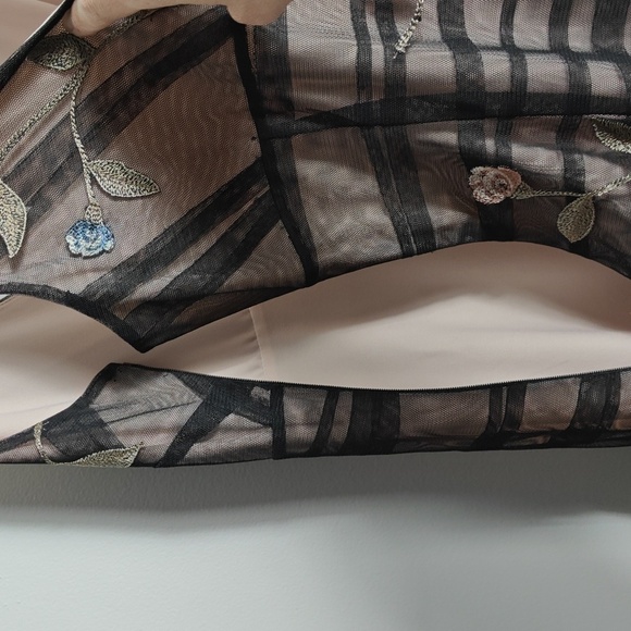 BCBGMAXAZRIA Elegant Floral Embroidered With Mesh Overlay Dress Size 8 - Picture 16 of 16